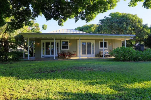 Простий гавайський будинок з зеленню . — стокове фото