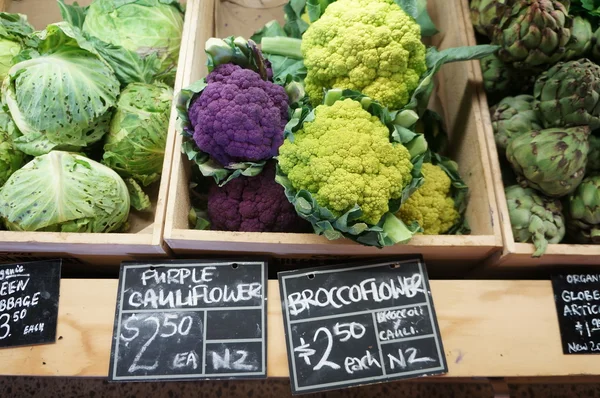 Broccoli, bloemkool, kool in vakken op de lokale boerenmarkt in Auckland, Nieuw-Zeeland. — Stockfoto