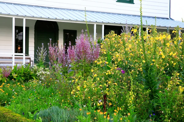 Tuin in de buurt van veranda in Kemp House is de oudste buildi van Nieuw-Zeeland — Stockfoto