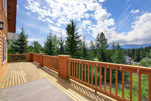 Prachtig uitzicht van groen van cabine stijl huis. — Stockfoto