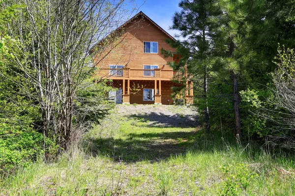 Perfecte cabine stijl huis in het bos. — Stockfoto