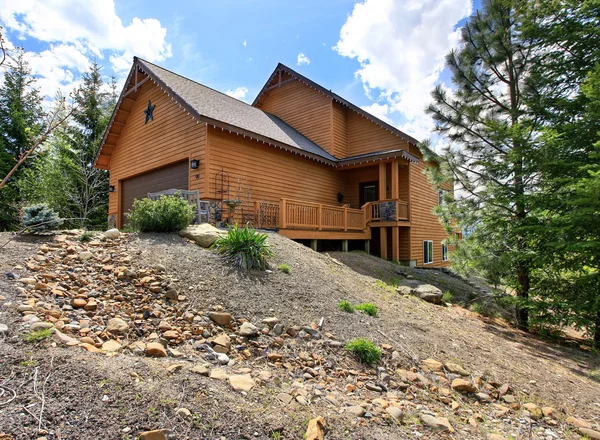 Casa de estilo cabaña perfecta en el bosque . — Foto de Stock