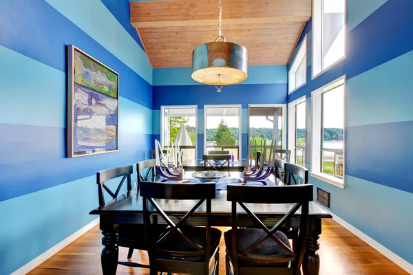 Briljante eetkamer met blauwe gestripte muren. — Stockfoto