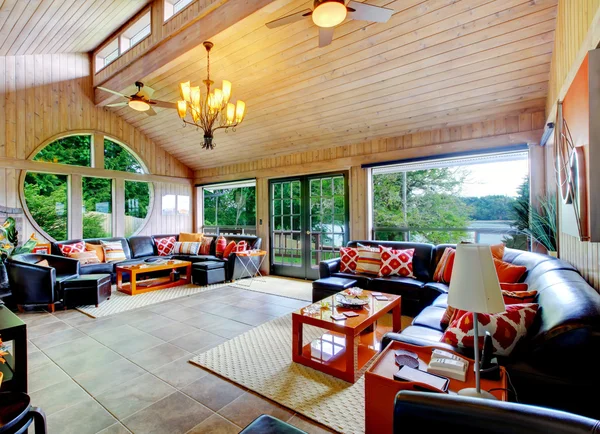 Amazing living room with giant windows and tile floor. — Stock Photo, Image