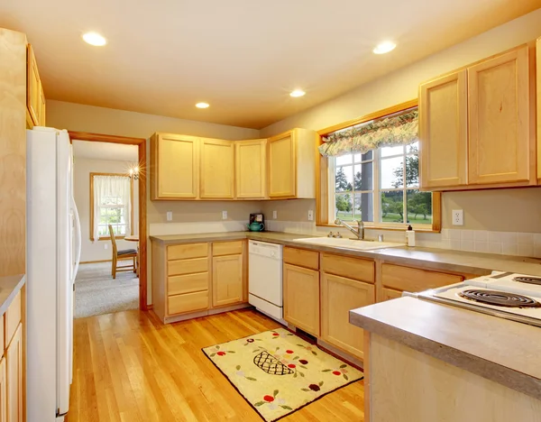 Modern kitchen with beautiful hardwood floor. — Stock Photo, Image