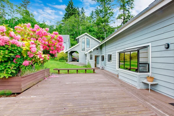 Bela casa azul com deck perfeito . — Fotografia de Stock