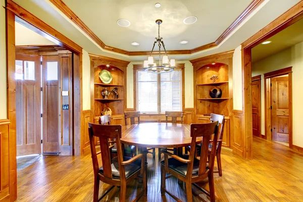 Nice sala de jantar com piso de madeira e grande mesa . — Fotografia de Stock