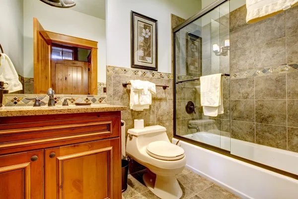 Fin bahroom med glas dusch dörr. — Stockfoto