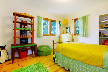 Kidsbedroom sarı yatak takımları ile renkli iç.