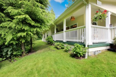 Bakımlı ön çim ile sevimli beyaz ev.