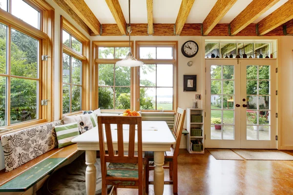 Habitación de estilo vintage con puertas de vidrio . — Foto de Stock