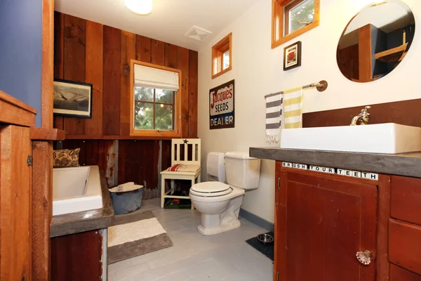 Único baño de estilo vintage con suelo de baldosa . — Foto de Stock