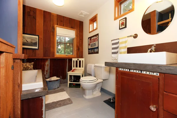 Unico bagno in stile vintage con pavimento in piastrelle . — Foto Stock