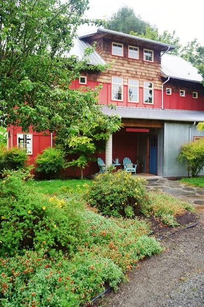 Leuchtend rotes Stadthaus mit großer Einfahrt. — Stockfoto