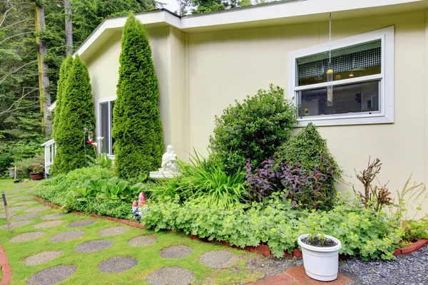 Adorable white house with well kept front lawn. — Stock Photo, Image