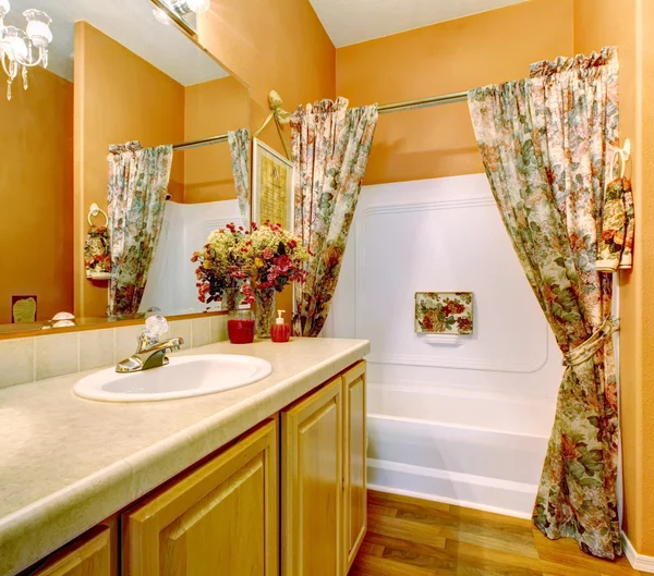 Perfecly decorated bathroom with orange interior. — Stock Photo, Image