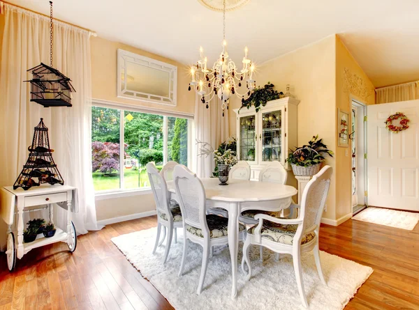 Cocina perfecta con interior blanco, paredes amarillas y madera dura — Foto de Stock