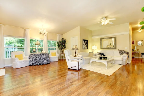 Amazing living room with white furniture and hard wood floor. — Stock Photo, Image