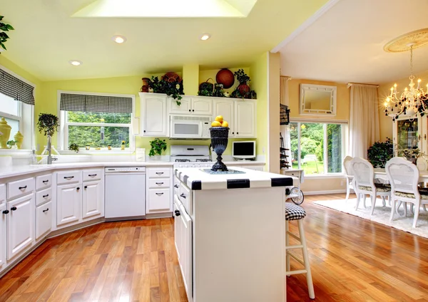 Cocina perfecta con interior blanco, paredes amarillas y madera dura —  Fotos de Stock