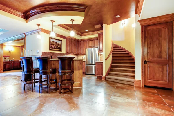 Excelente cozinha com um bar e piso de azulejo grande . — Fotografia de Stock