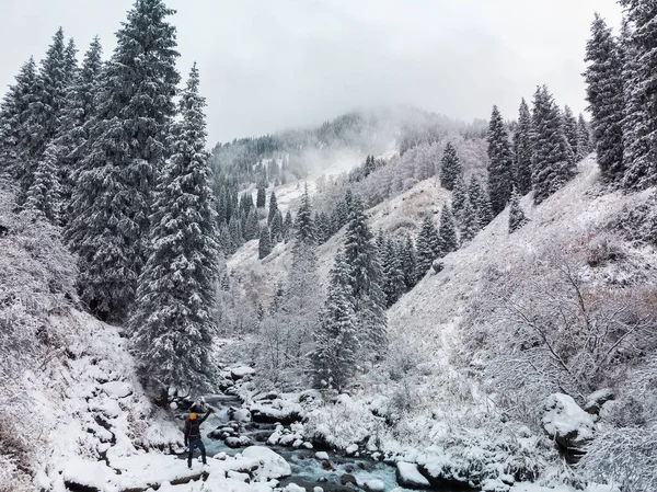 Tipo Con Una Mochila Invierno Las Montañas Cerca Del Río — Foto de Stock