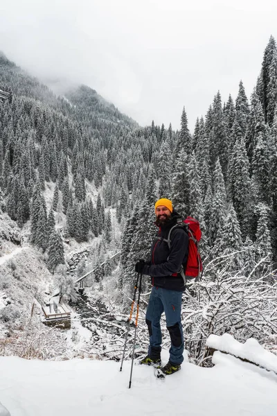 Homem Com Uma Mochila Realiza Uma Caminhada Inverno Nas Montanhas — Fotografia de Stock