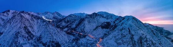 Abendliche Berglandschaft Mit Einer Straße Zum Skigebiet Chimbulak Panoramafoto Almaty — Stockfoto