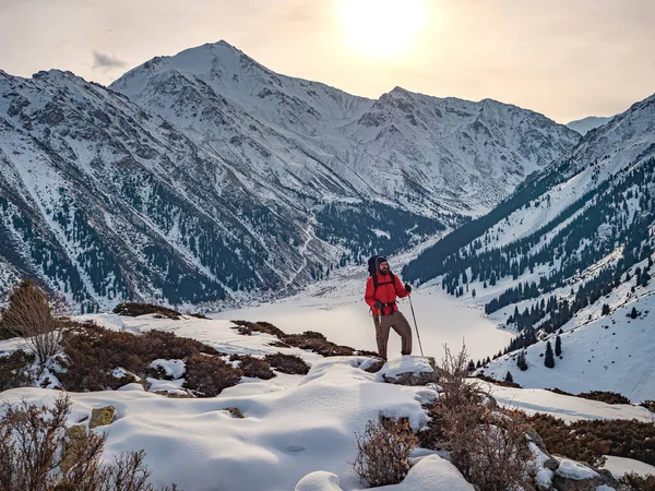 Trekking Winter Mountains Tourist Mountains Stands Backdrop Frozen Mountain Lake — Stock Photo, Image