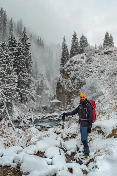 Active Tourist Walks Winter Mountains Snow Capped Mountain Winter Gorge — Stock Photo, Image