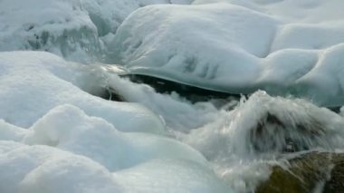 Spring Creek kapanıyor. Dağdaki nehirde eriyen buz