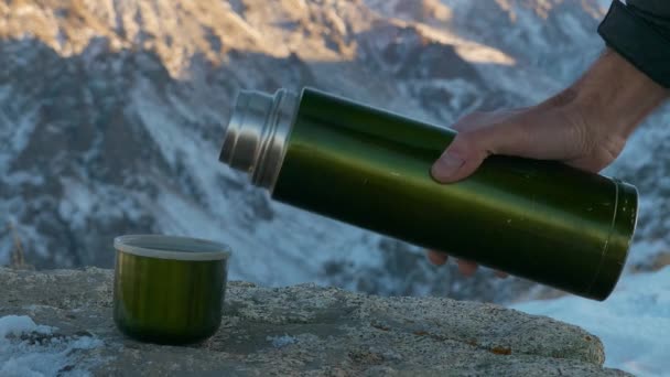 Une Boisson Chaude Est Versée Partir Thermos Sur Fond Montagnes — Video