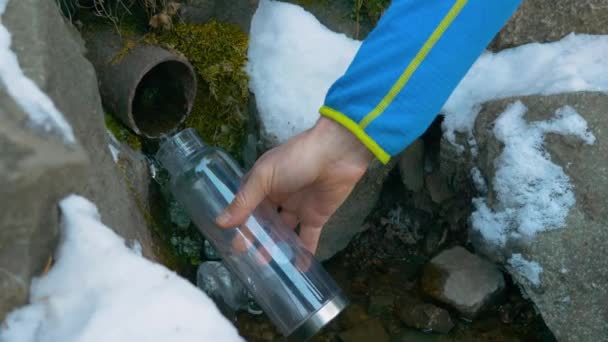 Gros Plan Sur Remplissage Une Bouteille Eau Source Hiver Eau — Video