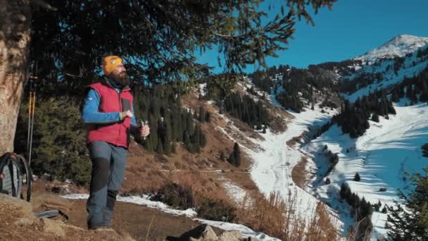 Uomo Macina Chicchi Caffè Macinino Caffè Manuale Mentre Cammina Montagna — Video Stock