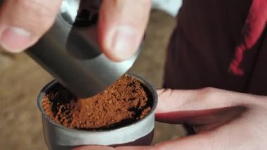 İçi kahve dolu bir kahve makinesinin yakın çekimi. Kışın yürüyüş yaparken kahve yapmak.