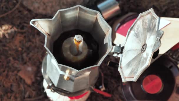 Een Koffiezetapparaat Een Draagbare Gasbrander Bovenaanzicht Koffie Begint Koken Vult — Stockvideo