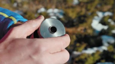 Seyahat manuel kahve öğütücüsünün kapağını kapatıyorum. Kahve çekirdekli kahve öğütücüsüne yakın çekim.