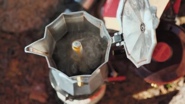 Egy Kávéfőző Egy Hordozható Gázégőn Felülnézetből Kávé Kezd Forrni Megtölti — Stock videók