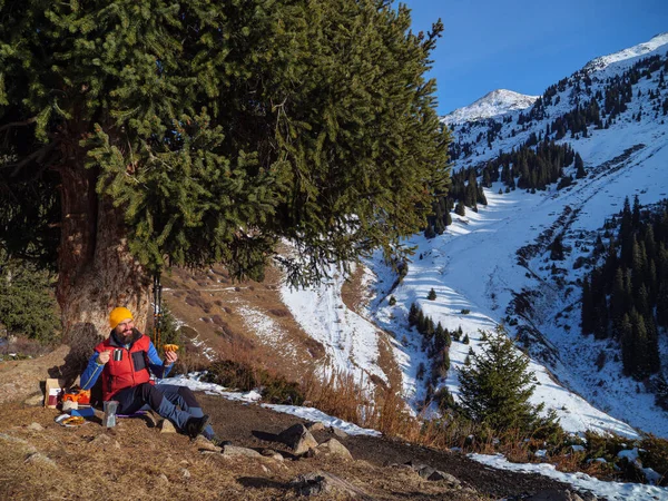 Male Tourist Drinks Coffee Halt Winter Mountains Making Coffee Hike — Stock Photo, Image