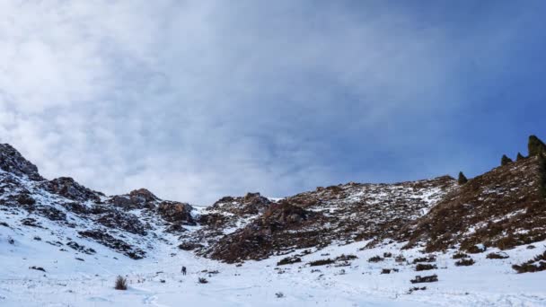 冬の観光ハイキング山の峠を登る アルマティ近くの中央アジアの天山山脈 タイムラプス — ストック動画