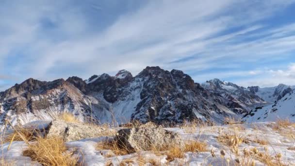 Chmury Przesuwają Się Nad Wierzchołkami Pokrytych Śniegiem Skał Wieczorny Krajobraz — Wideo stockowe