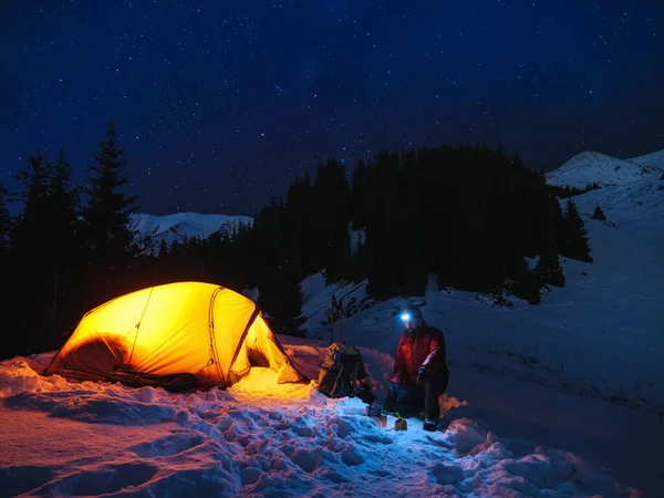 Winterliche Berglandschaft Mit Orangefarbenem Zelt Und Bärtigen Männlichen Reisenden Wanderung — Stockfoto