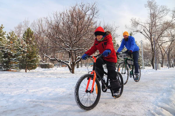 Niño Padre Montan Bicicletas Parque Invierno Maravilloso Día Invierno Aire — Foto de Stock