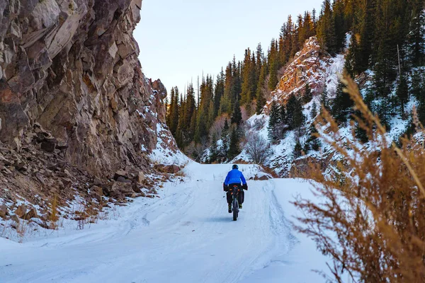 Ciclista Viajero Invierno Sube Cima Las Montañas Largo Una Carretera — Foto de Stock