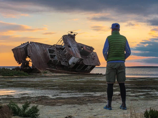 Man Stands Shores Aral Sea Old Abandoned Ship Kazakhstan Ship — Stock Photo, Image