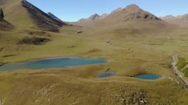 Kensu nehri geçidinde Moraine Gölü. Geleneksel uzak otlak hayvan çiftliğinin bölgesi. Aero video çekimi