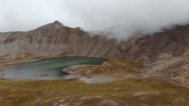 Kensu Nehri 'nin yukarısındaki tepelerin ve dağ göllerinin manzarası. Moraine göl sisteminin destansı manzarası. Dağlarda bulutlu hava