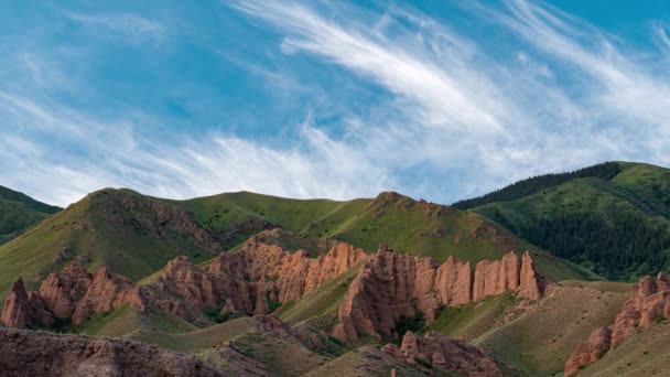 산등성이에 바위들 입니다 카자흐스탄 여행자들 사랑하는 놀라운 곳이죠 — 비디오