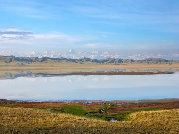 Panorámás Kilátás Nyílik Tóra Tuzkol Egy Forrás Előtérben Khan Tengri — Stock Fotó