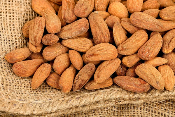 Almendras asadas y saladas —  Fotos de Stock