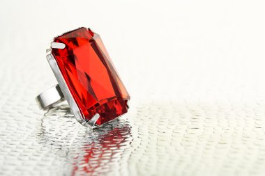 Kırmızı taş yüzük